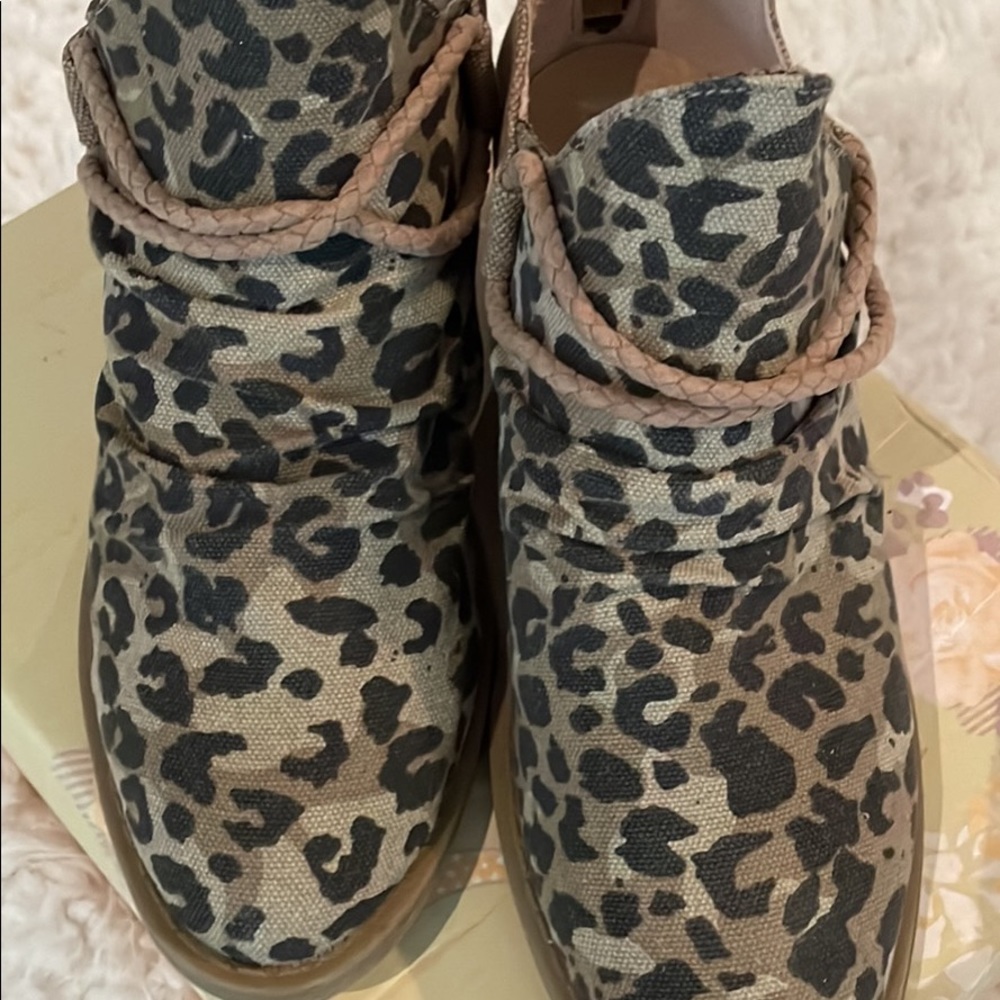 Beautiful size 7 leopard  booties